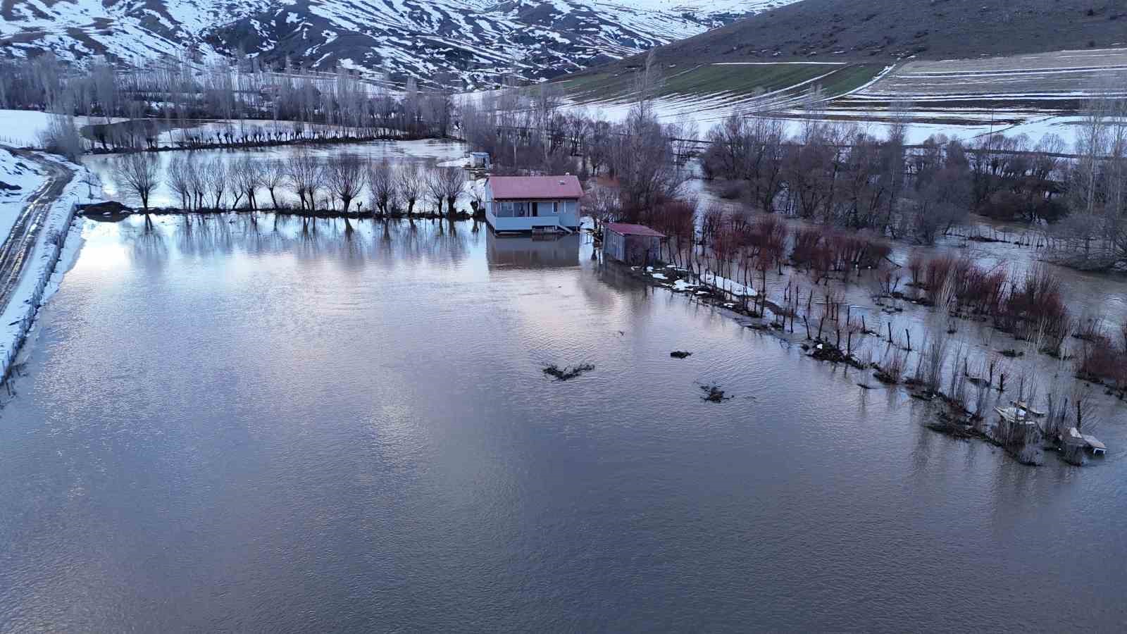 Eriyen kar suları taşkınlara sebep oldu, evler ve yollar sular altına kaldı

