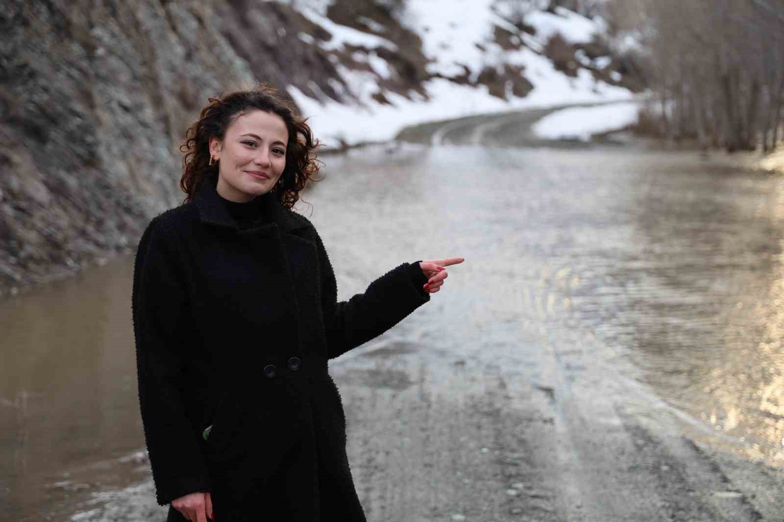 Eriyen kar suları taşkınlara sebep oldu, evler ve yollar sular altına kaldı
