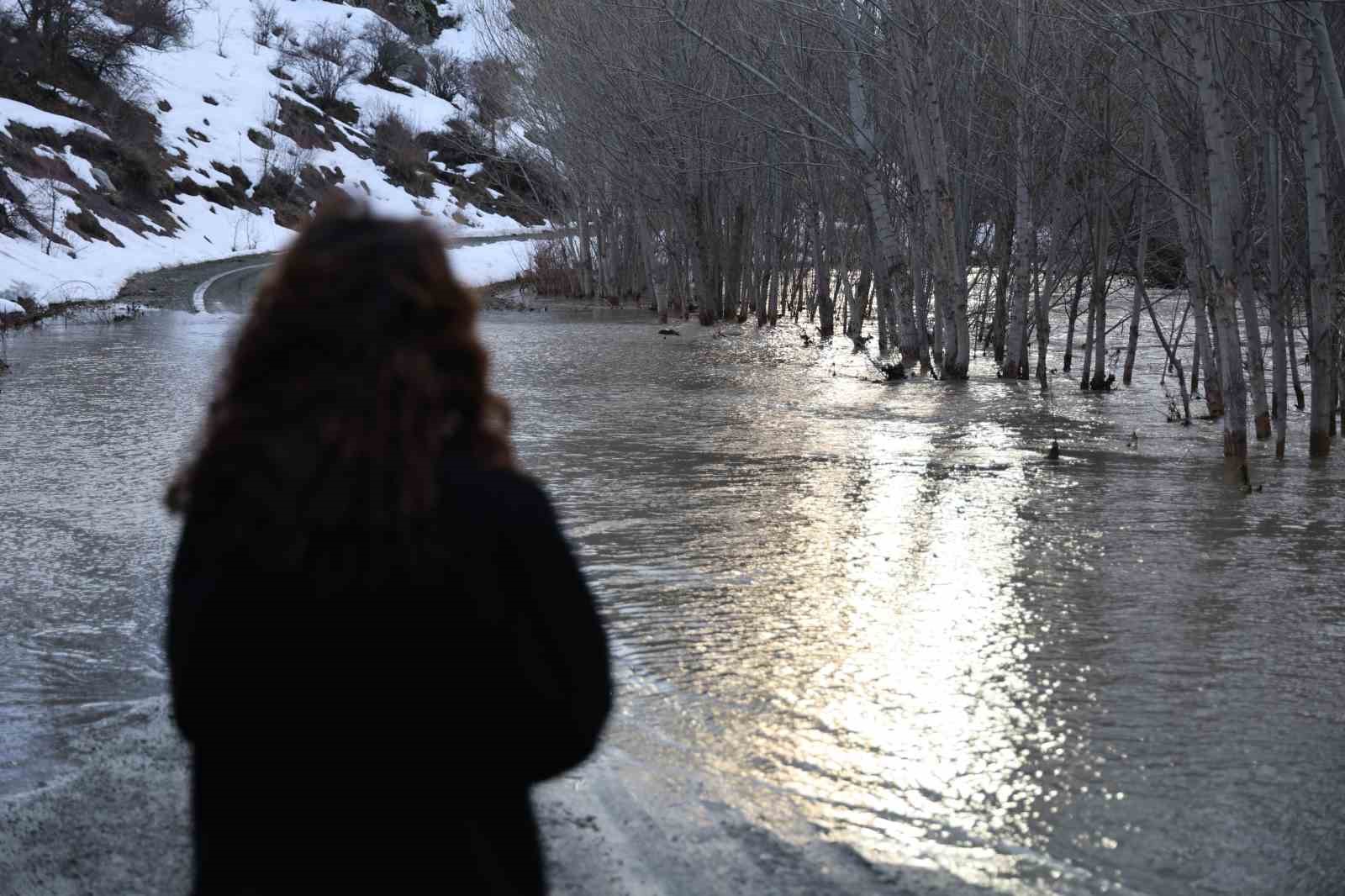 Eriyen kar suları taşkınlara sebep oldu, evler ve yollar sular altına kaldı
