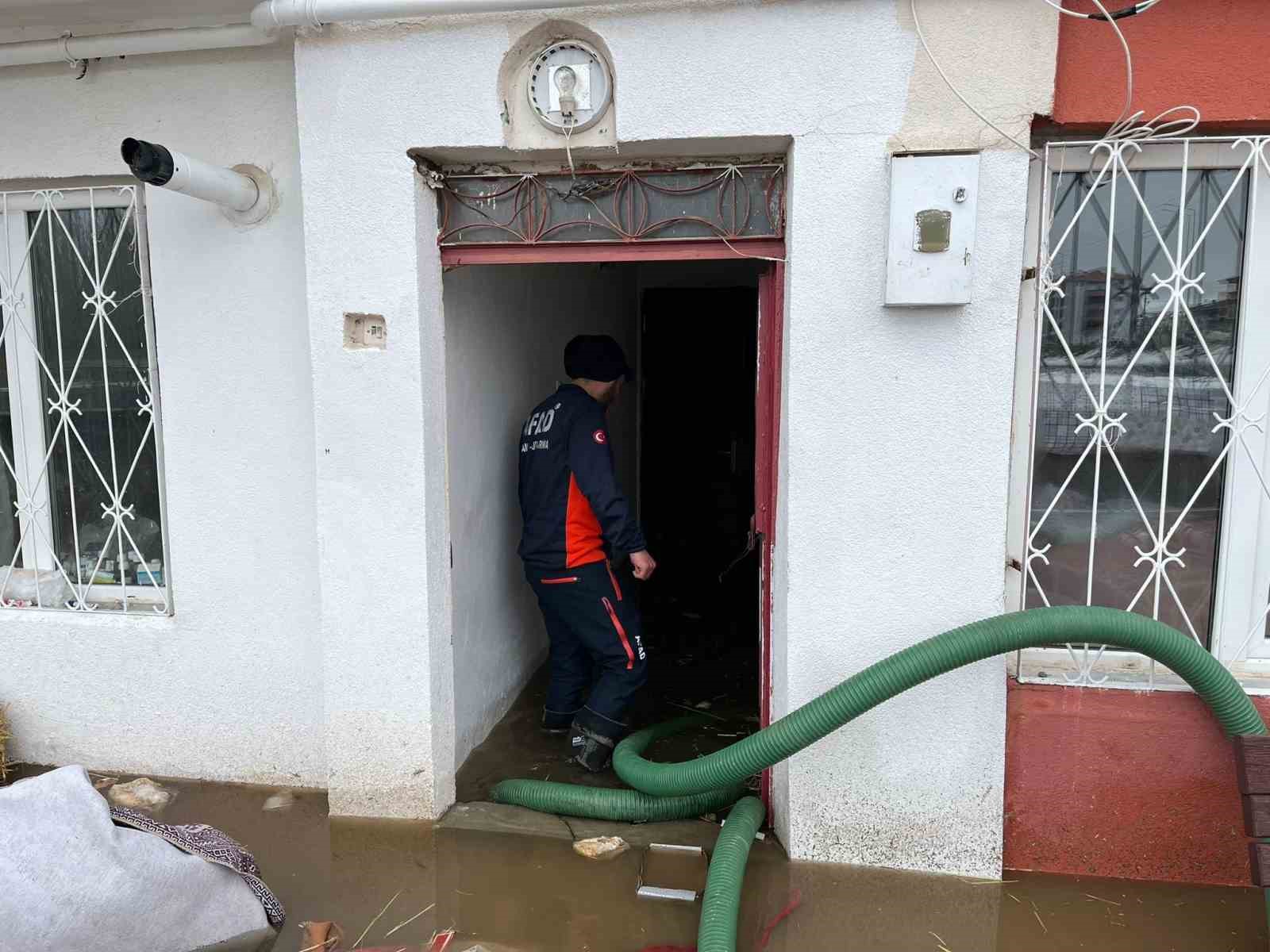 Eriyen kar suları taşkınlara sebep oldu, evler ve yollar sular altına kaldı
