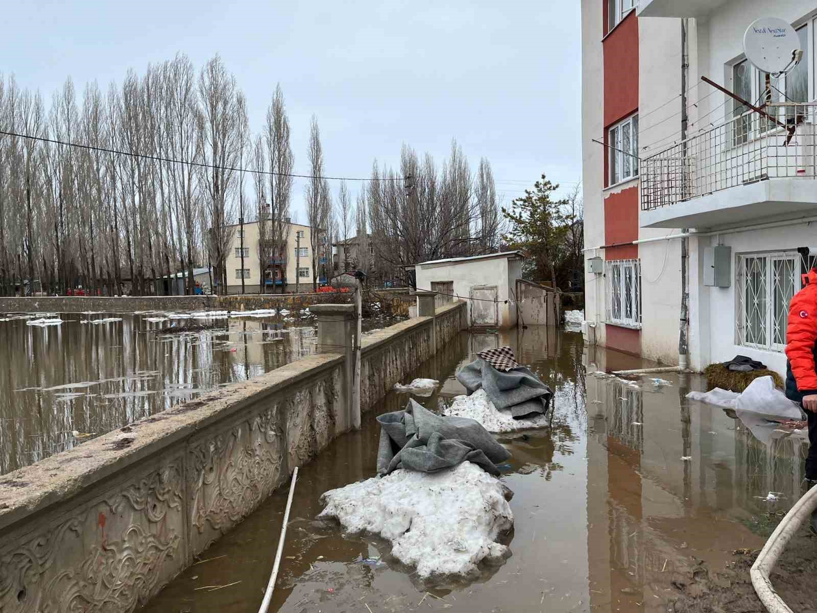 Eriyen kar suları taşkınlara sebep oldu, evler ve yollar sular altına kaldı
