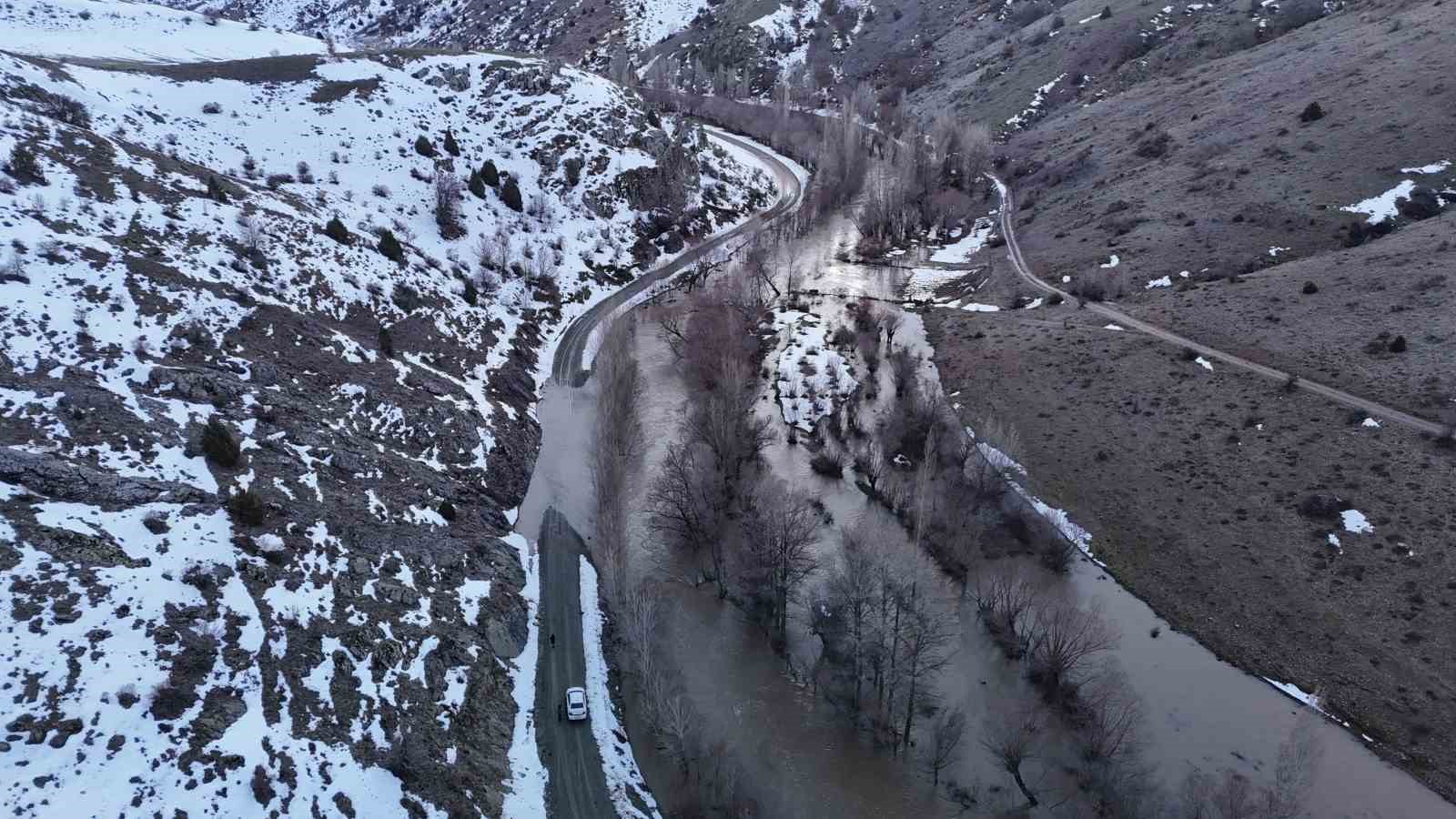Eriyen kar suları taşkınlara sebep oldu, evler ve yollar sular altına kaldı
