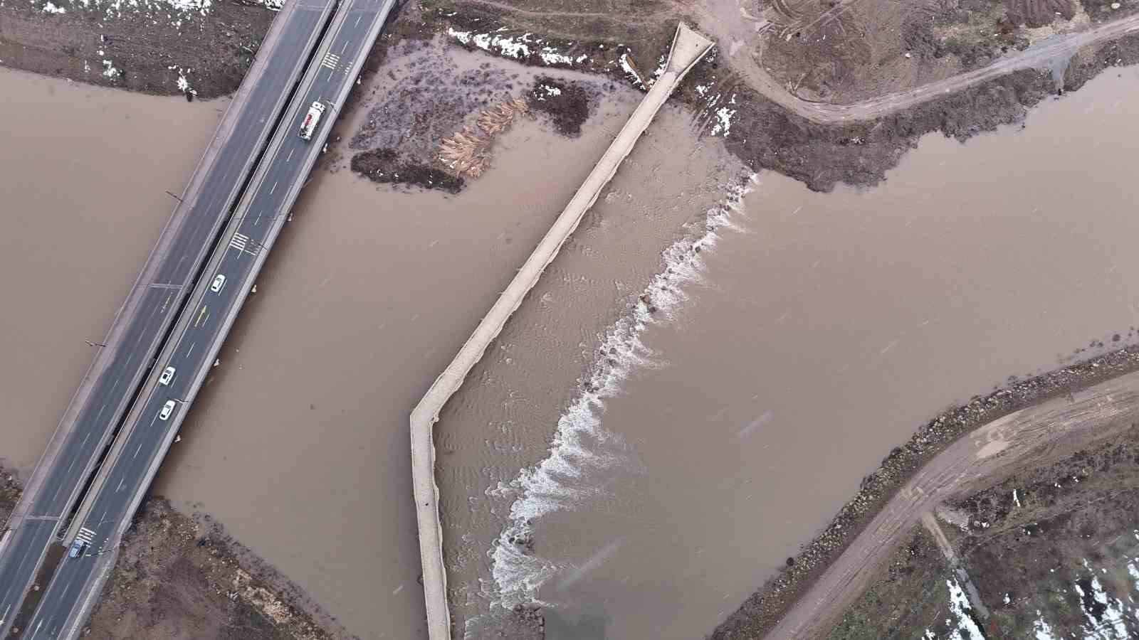 Eriyen kar suları, Türkiye’nin en uzun ırmağı olan Kızılırmak’ı coşturdu
