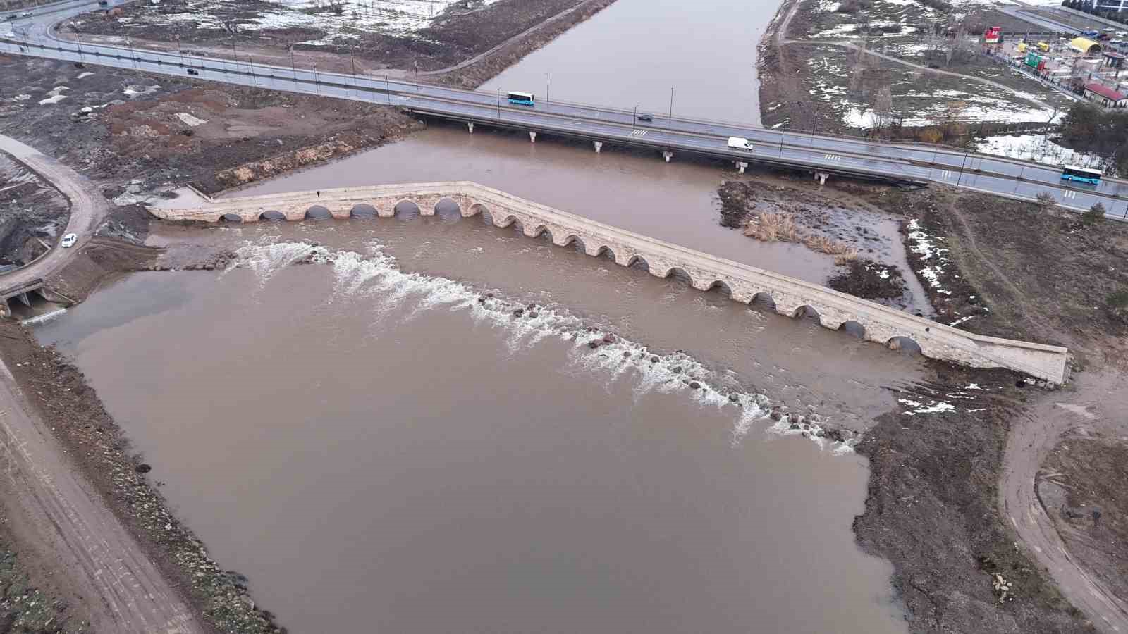 Eriyen kar suları, Türkiye’nin en uzun ırmağı olan Kızılırmak’ı coşturdu
