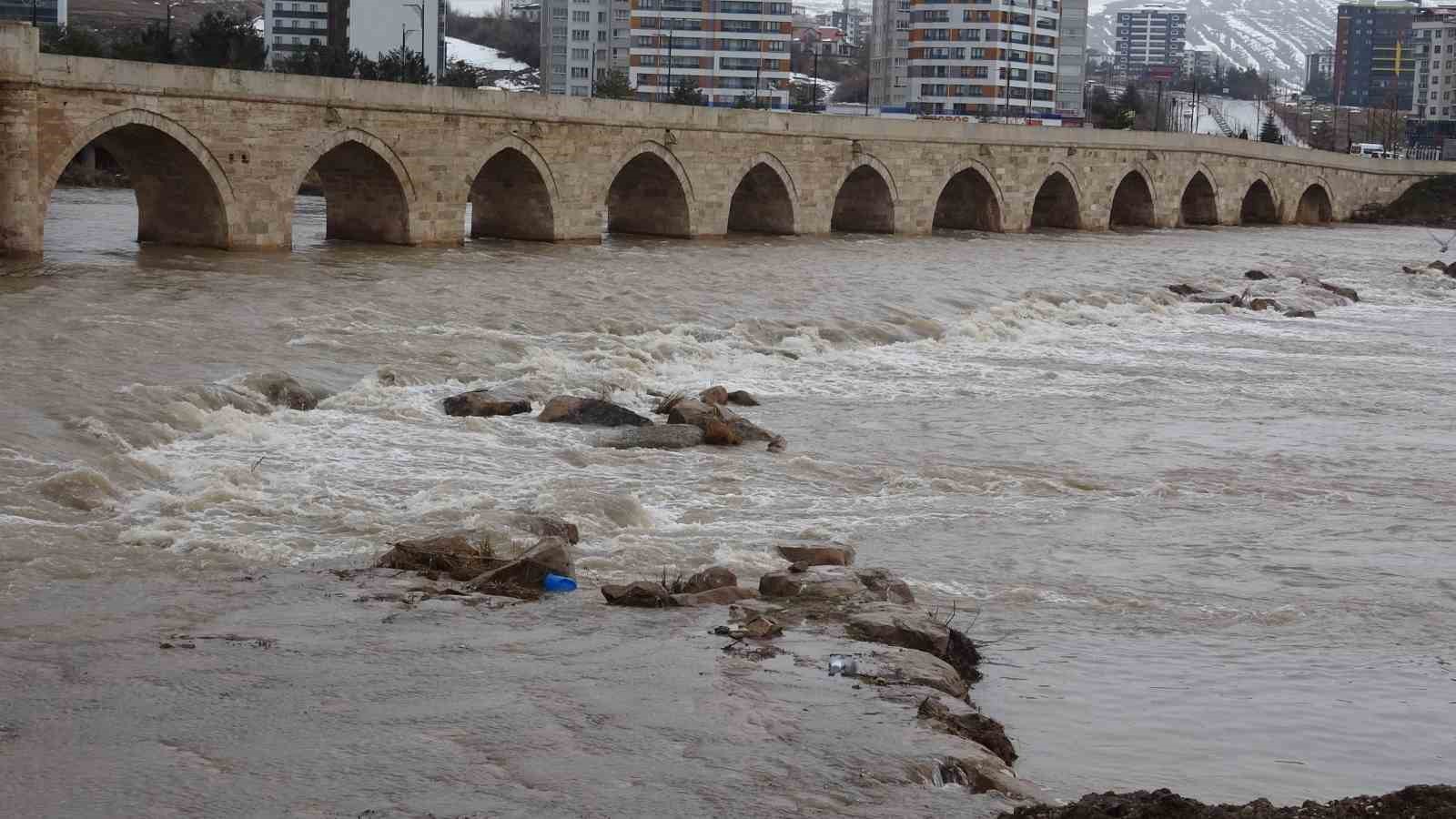 Eriyen kar suları, Türkiye’nin en uzun ırmağı olan Kızılırmak’ı coşturdu
