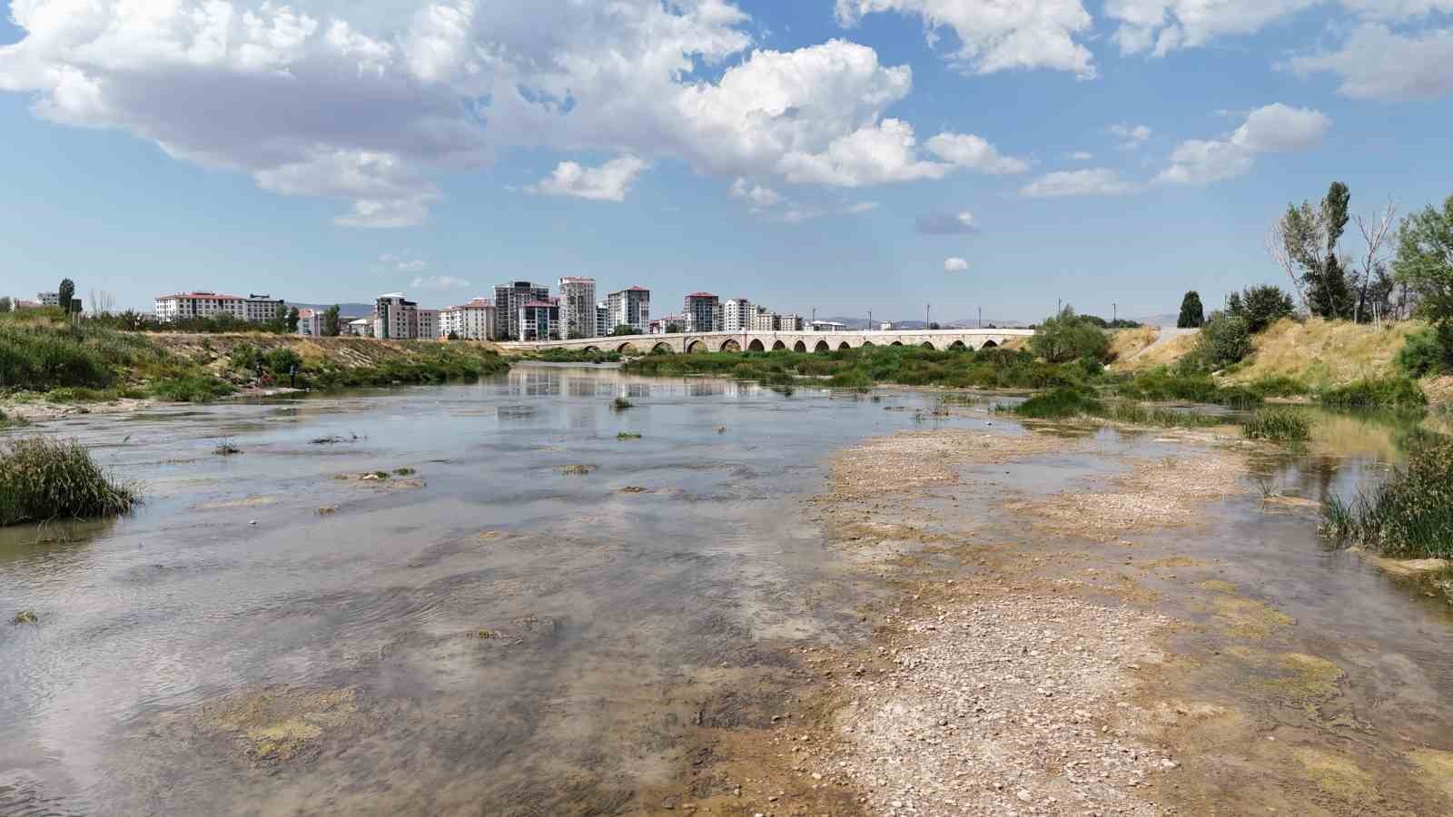 Eriyen kar suları, Türkiye’nin en uzun ırmağı olan Kızılırmak’ı coşturdu
