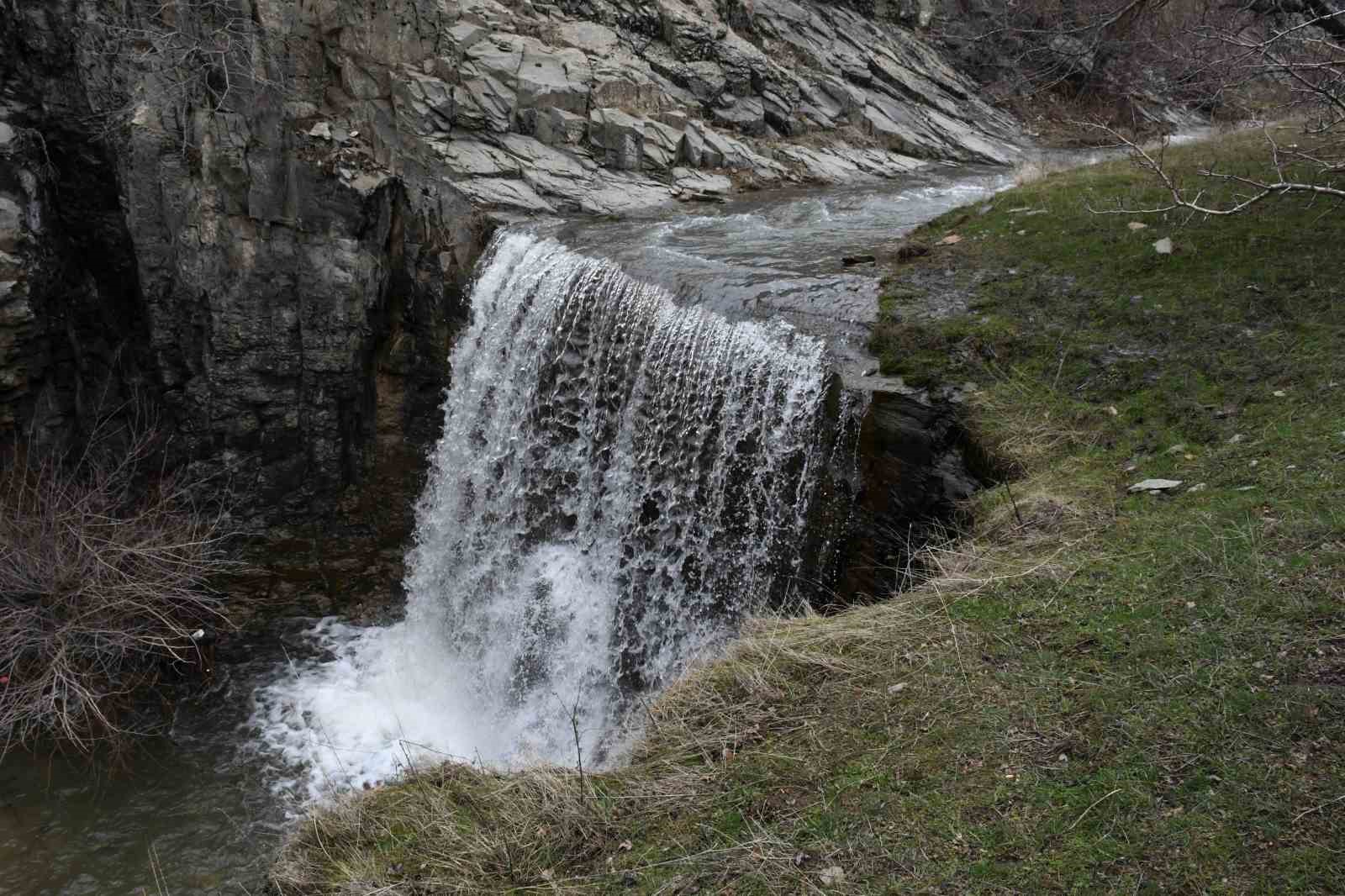 Eriyen kar suları yazın kuruyan şelaleyi yeniden coşturdu
