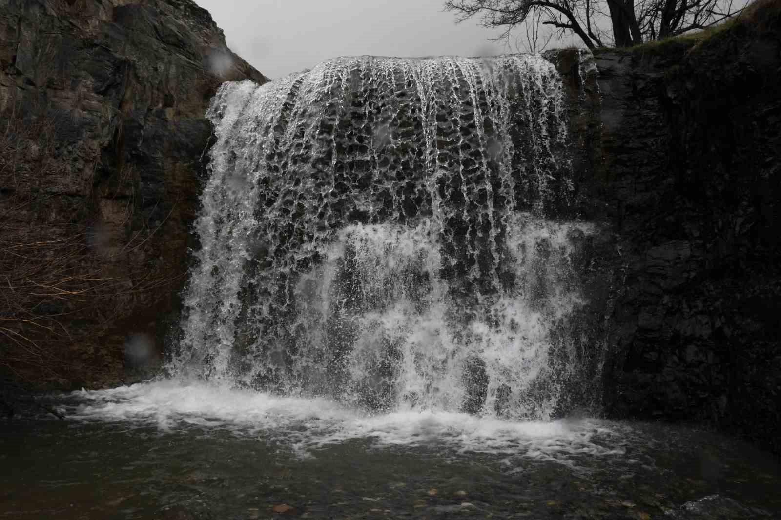 Eriyen kar suları yazın kuruyan şelaleyi yeniden coşturdu
