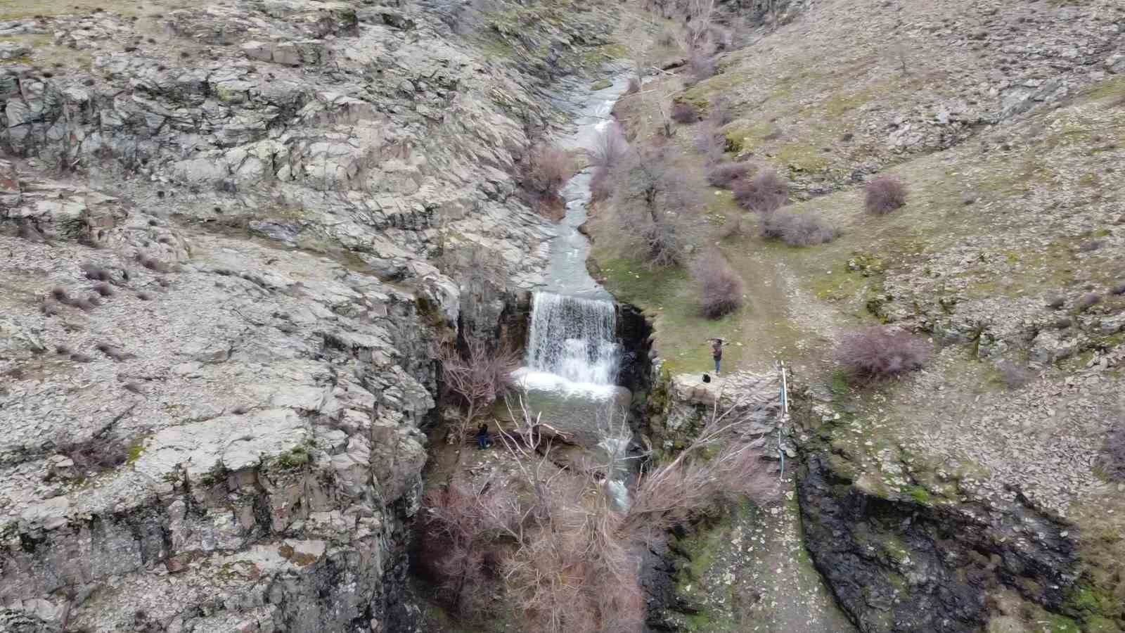 Eriyen kar suları yazın kuruyan şelaleyi yeniden coşturdu
