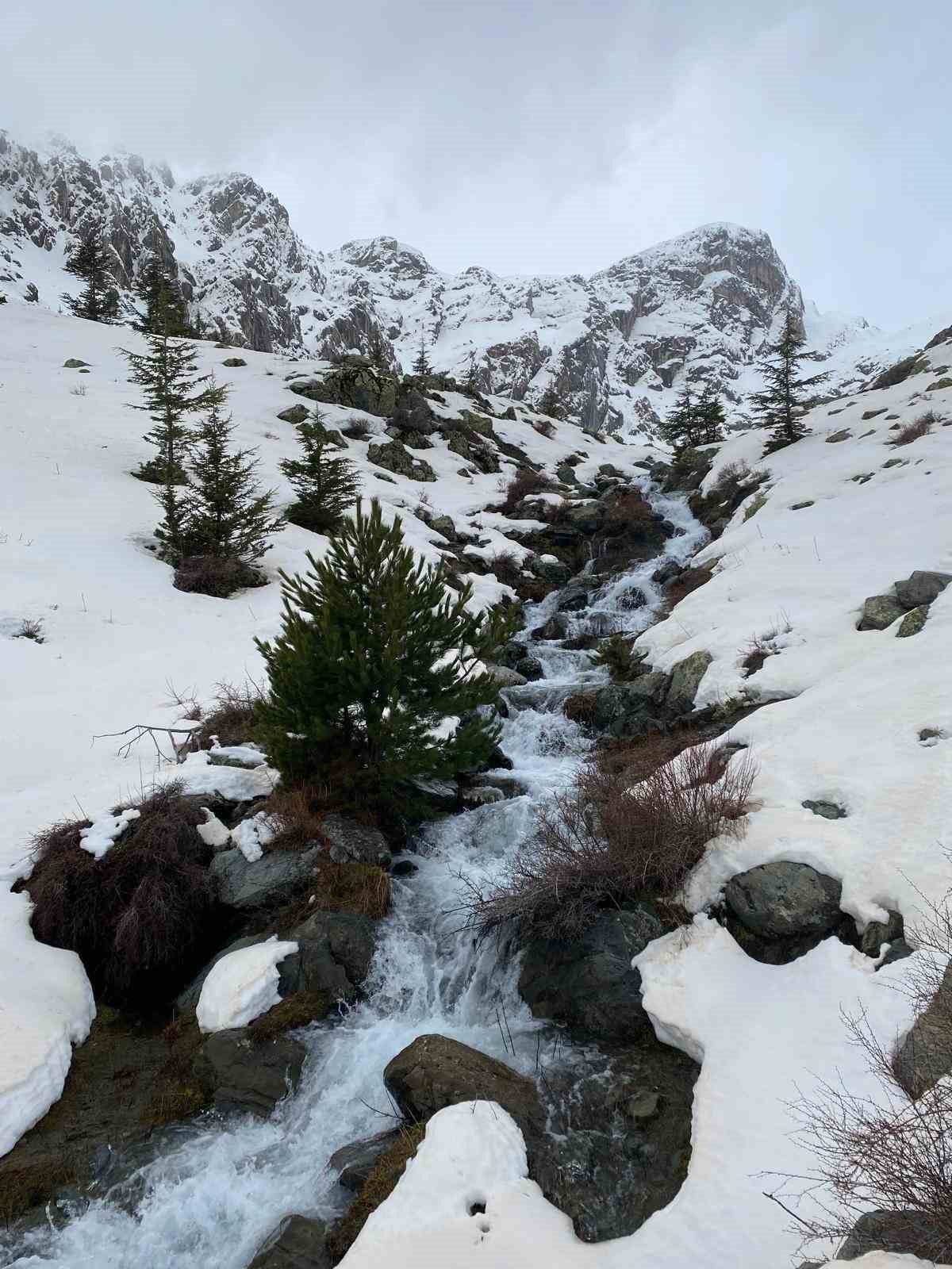 Eriyen kar ve yağmur suları su kaynaklarını coşturdu
