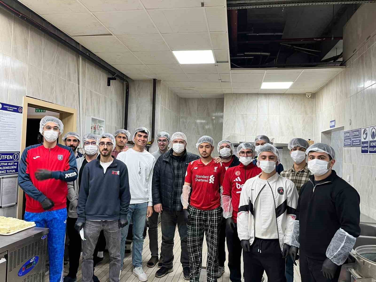 Erkekler pizza, kızlar kurabiye yaptı
