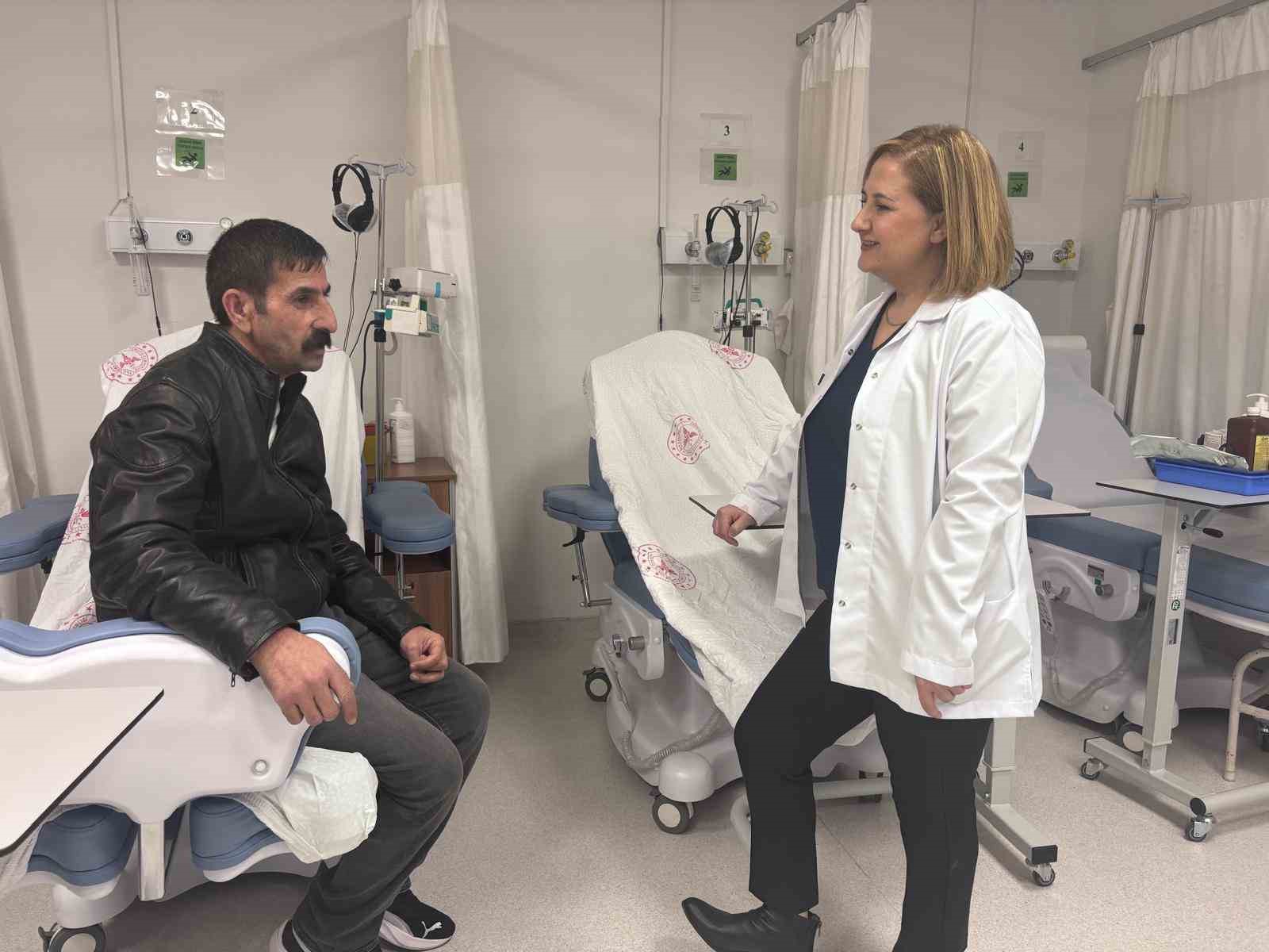 Erken teşhis hayat kurtardı: 55 yaşındaki hasta rektum kanserini yendi
