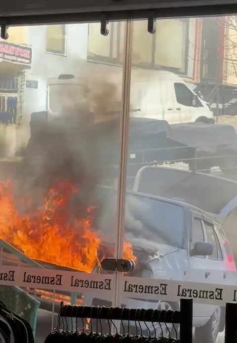Ermenek’te seyir halindeki otomobil alev alarak yandı
