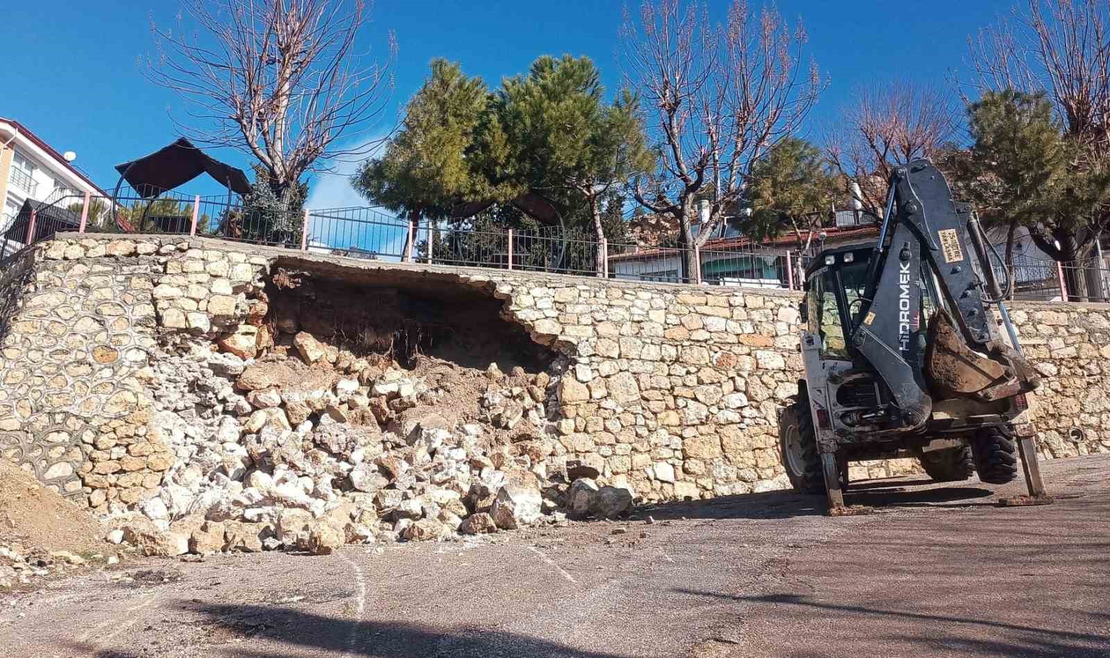 Ermenek’te seyir terasının istinat duvarı yıkıldı

