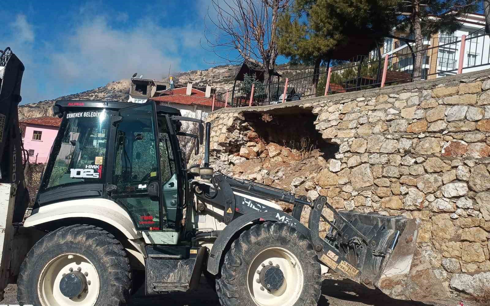 Ermenek’te seyir terasının istinat duvarı yıkıldı
