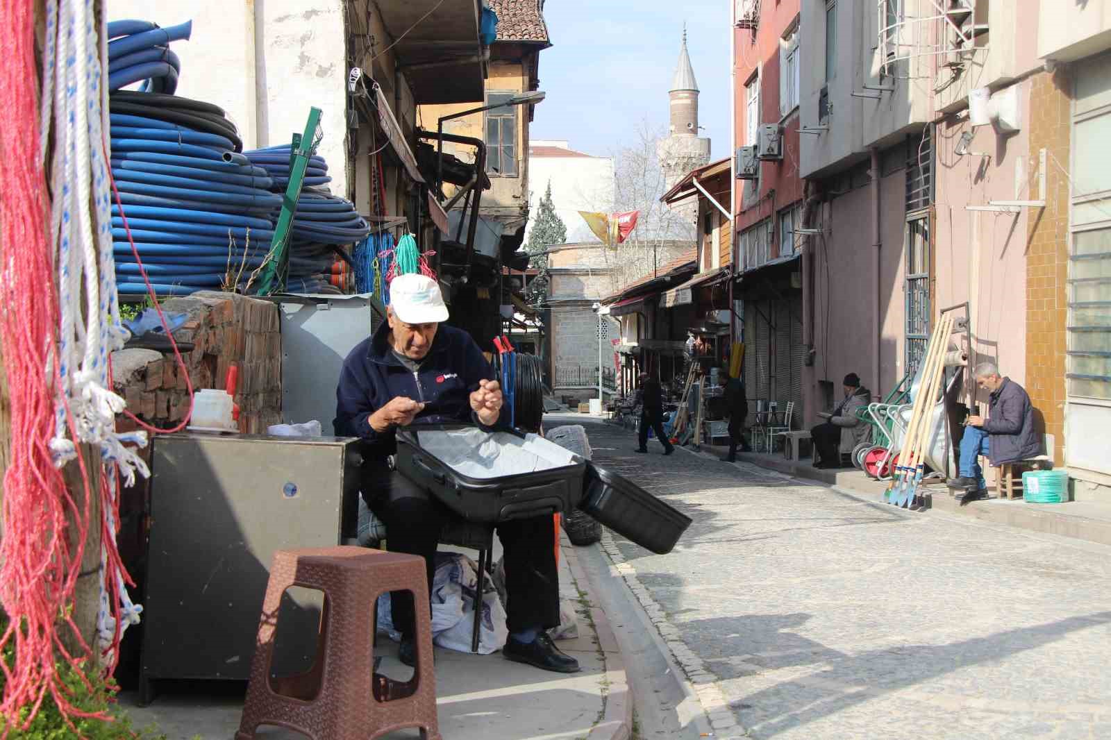 Ermeni asıllı usta 50 yıldır iğne, iplikle tamir yapıyor: "Türk milliyetçisiyim. Ülkemi seviyorum"
