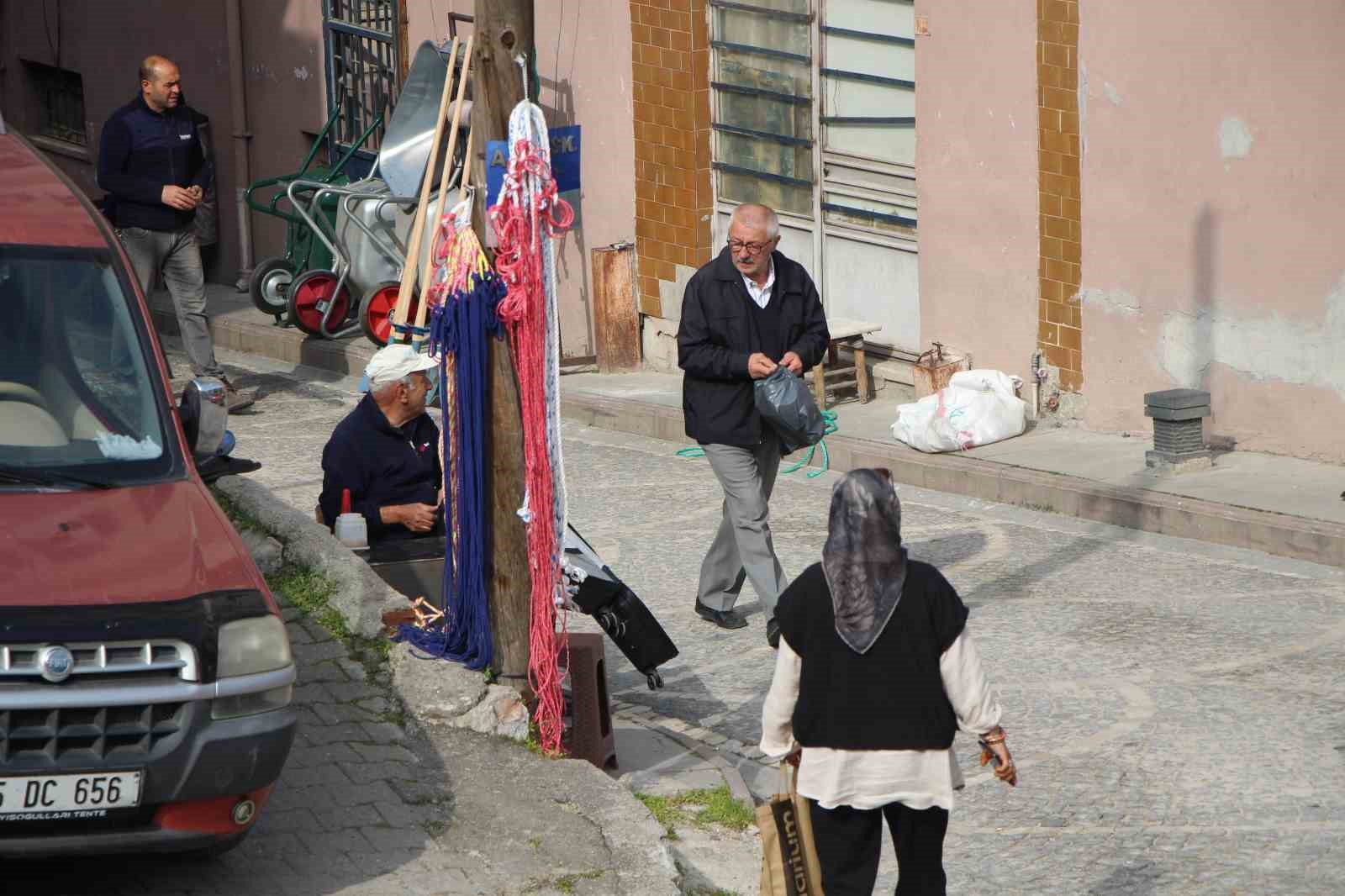 Ermeni asıllı usta 50 yıldır iğne, iplikle tamir yapıyor: "Türk milliyetçisiyim. Ülkemi seviyorum"

