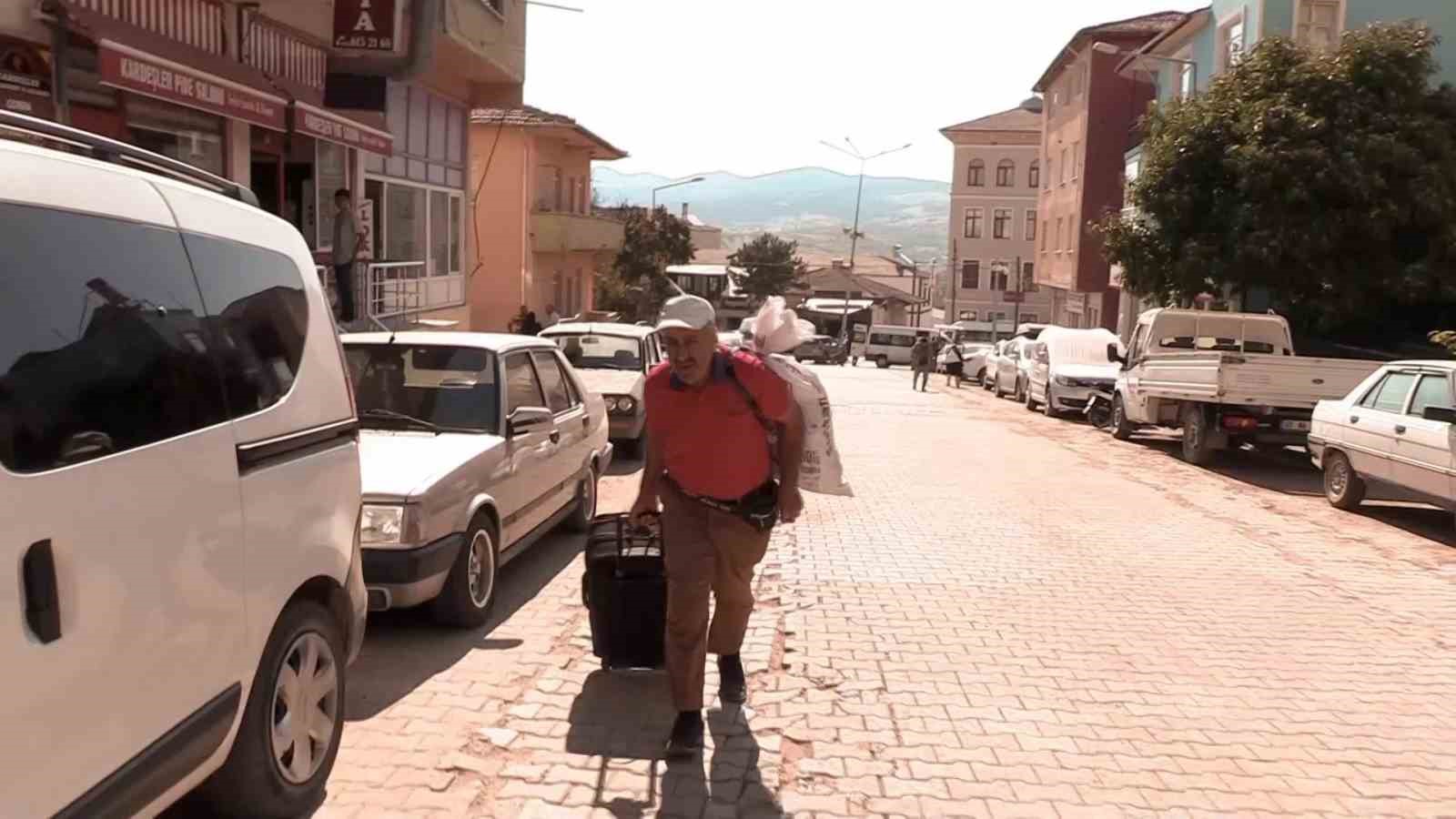 Ermeni asıllı usta 50 yıldır iğne, iplikle tamir yapıyor: "Türk milliyetçisiyim. Ülkemi seviyorum"
