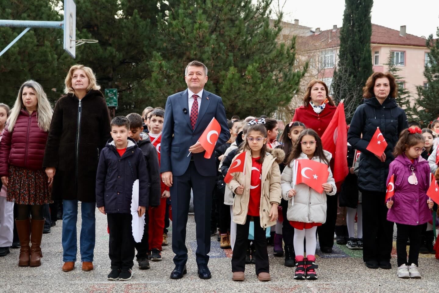 Ertuğrulgazi İlkokulu’nda ikinci dönemin ilk dersi bayrak temasıyla yapıldı
