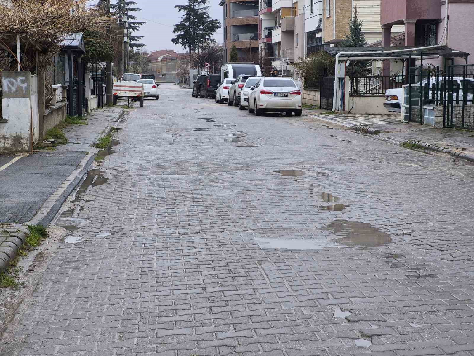 Ertuğrulgazi Mahalledeki bozuk yollar sürücülere zorluk yaşatıyor

