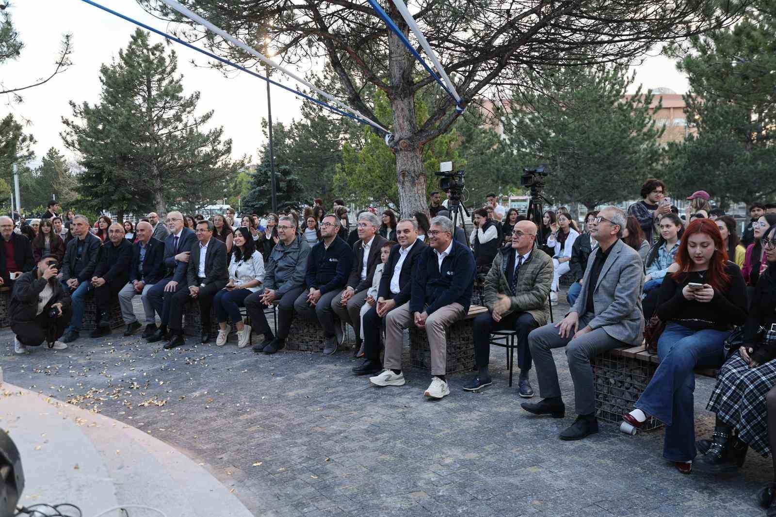 ERÜ sahne muhteşem konserle açıldı
