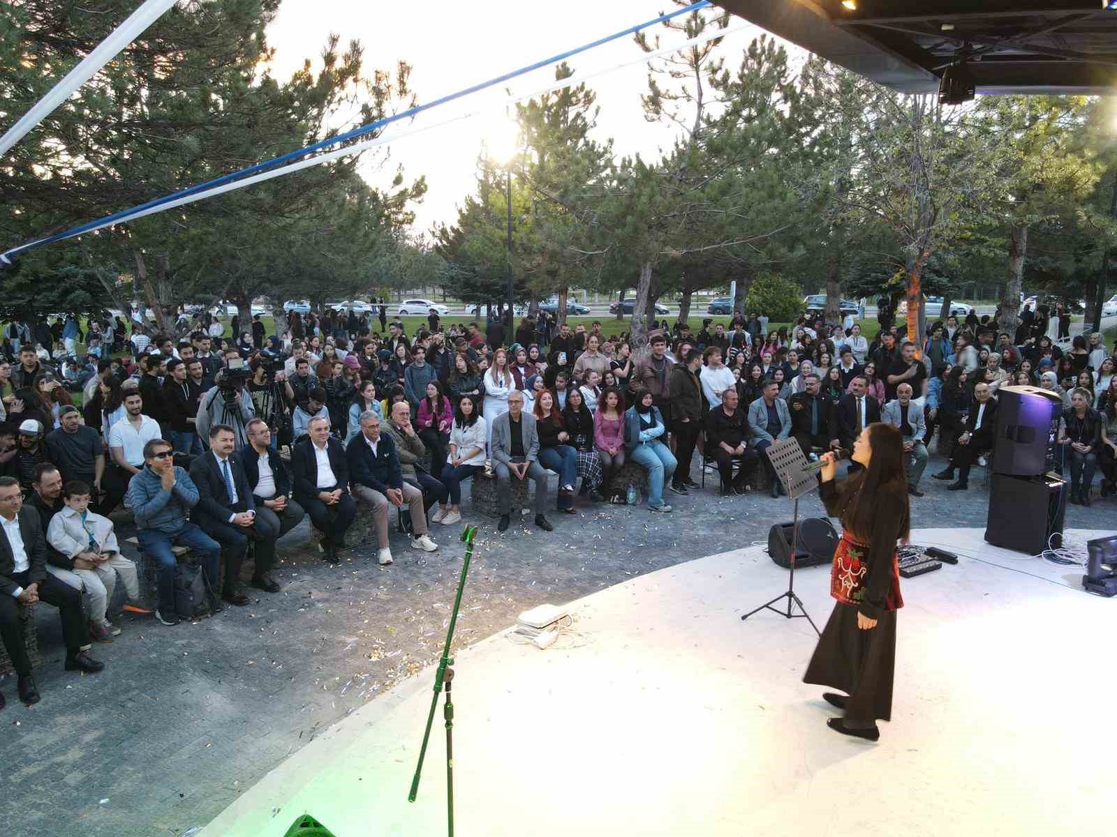 ERÜ sahne muhteşem konserle açıldı
