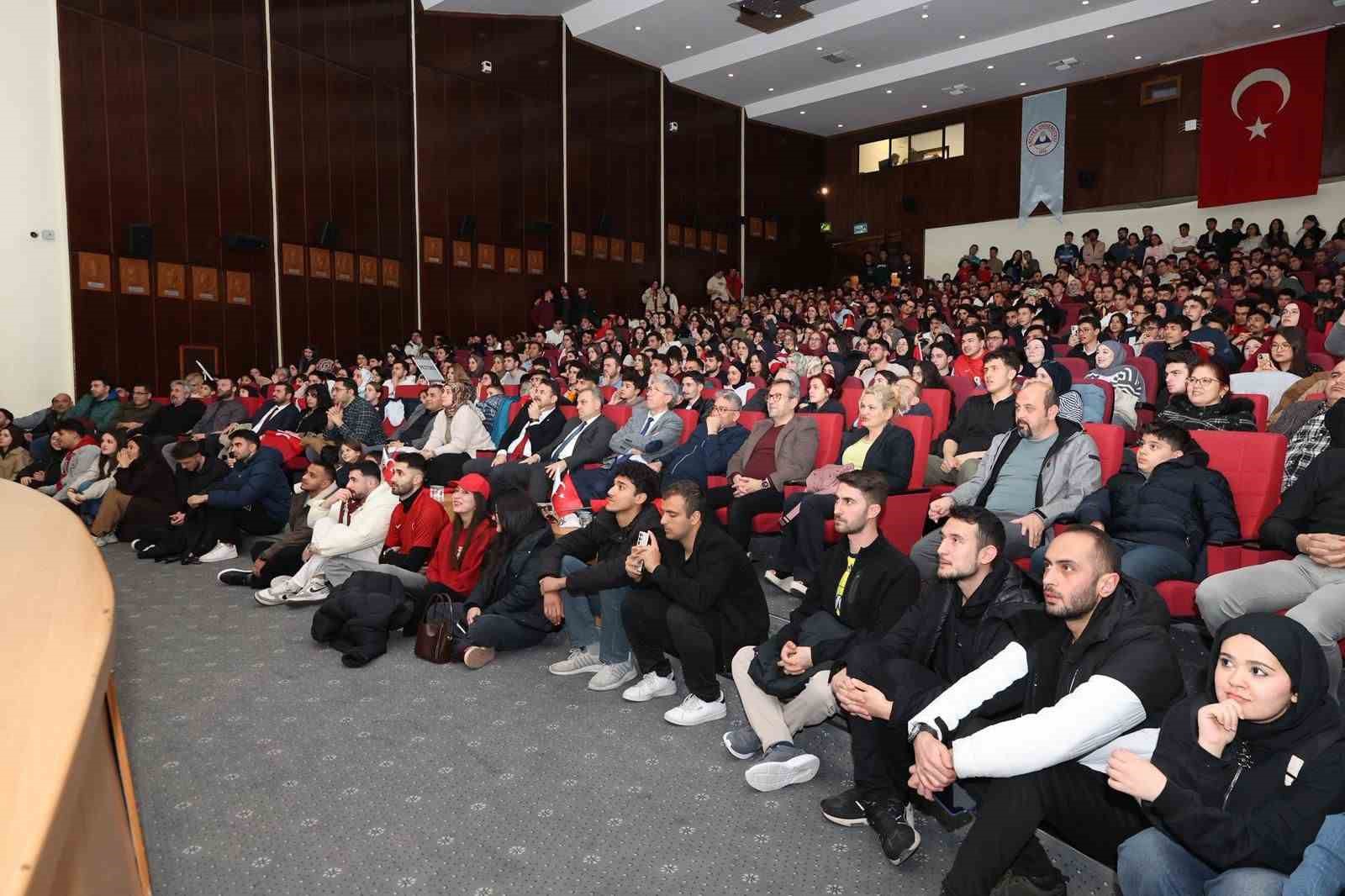ERÜ’de milli maç heyecanı dev ekrana taşındı
