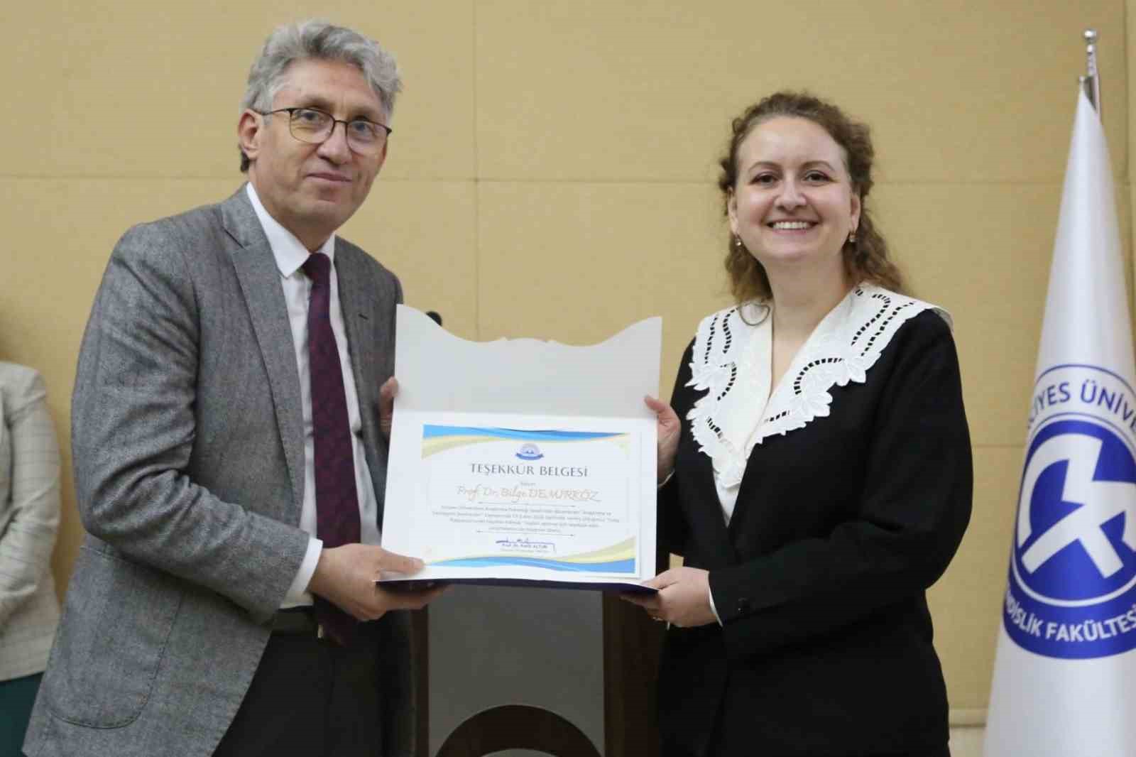 ERÜ’de ’Uzay Radyasyonunda Hayatta Kalmak’ konulu konferans düzenlendi
ERÜ’de ’Uzay Radyasyonunda Hayatta Kalmak’ konulu konferans düzenlendi