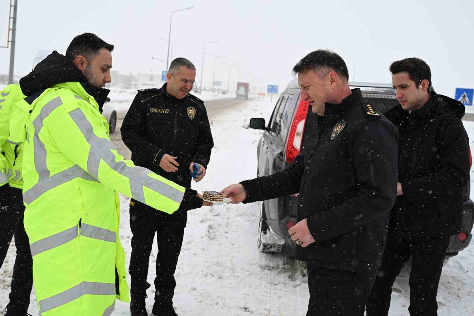 Erzincan Emniyet Müdürü Baybaba’dan kar mesaisindeki personele ziyaret
