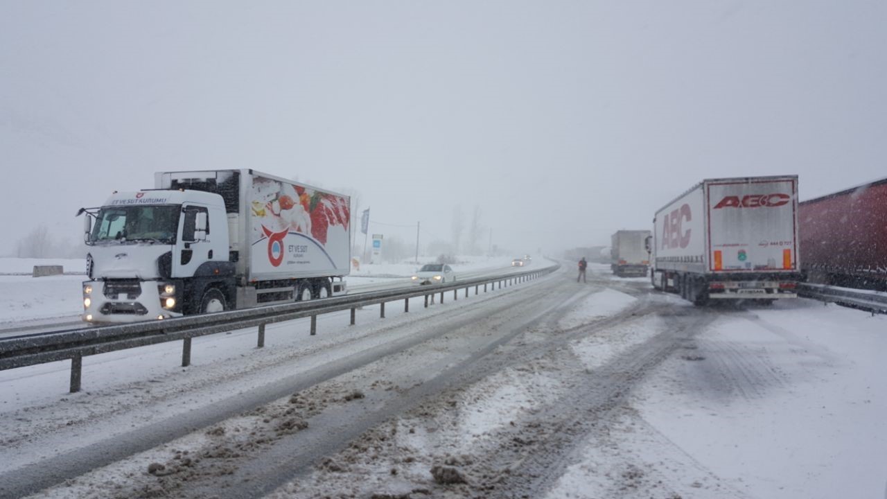 Erzincan güne karla uyandı: Kar ve sis ulaşımı aksattı
Erzincan güne karla uyandı: Kar ve sis ulaşımı aksattı