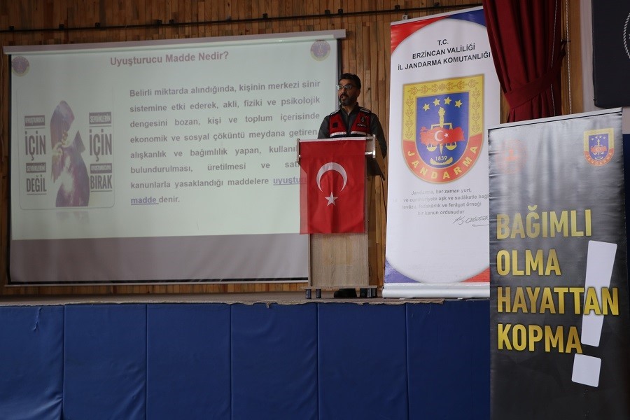 Erzincan jandarmasından KYK öğrencilerine güvenlik ve bağımlılıkla mücadele eğitimi
