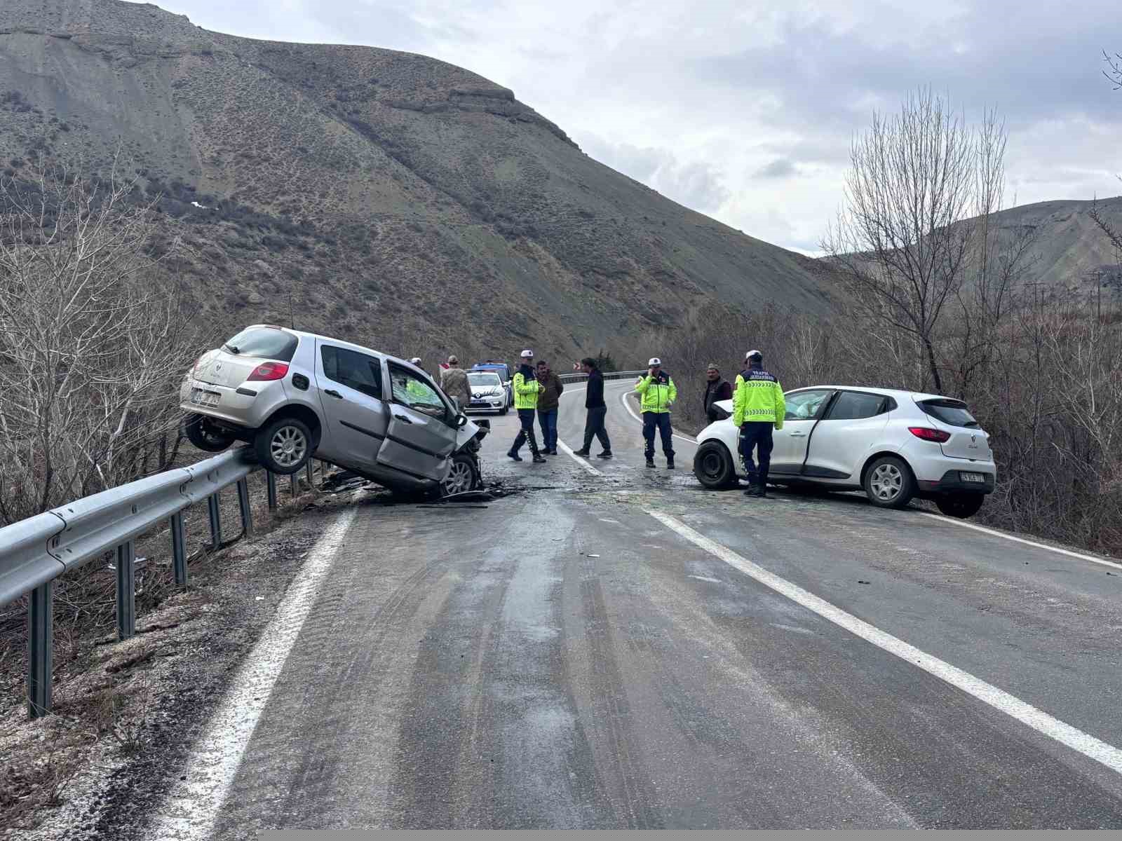 Erzincan-Kemah yolunda iki araç kafa kafaya çarpıştı: 4 yaralı

