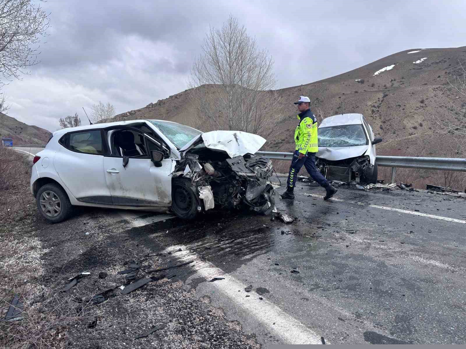 Erzincan-Kemah yolunda iki araç kafa kafaya çarpıştı: 4 yaralı
