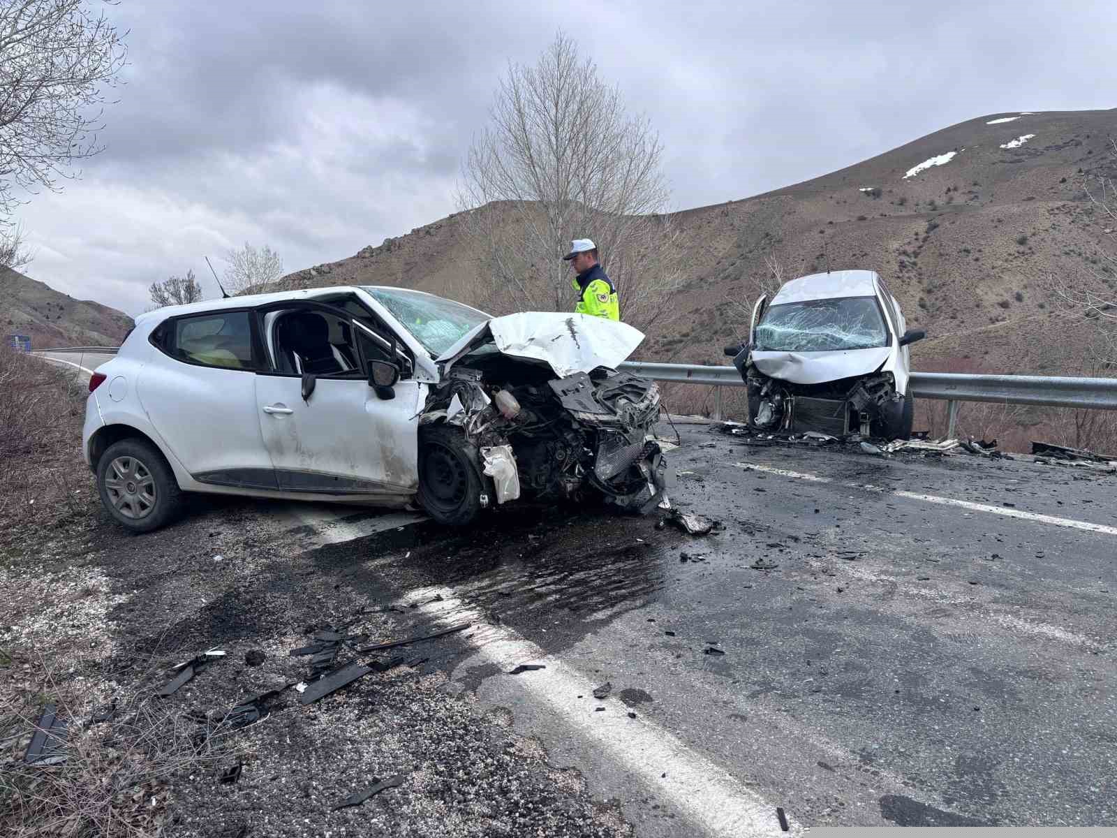 Erzincan-Kemah yolunda iki araç kafa kafaya çarpıştı: 4 yaralı
