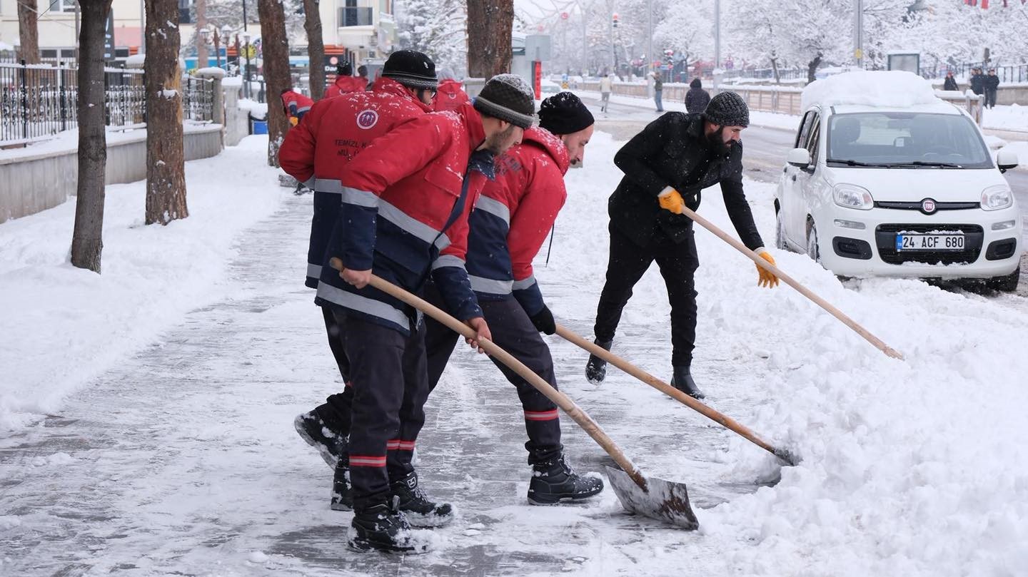 Erzincan kent merkezinde karla mücadele çalışmaları sürüyor
