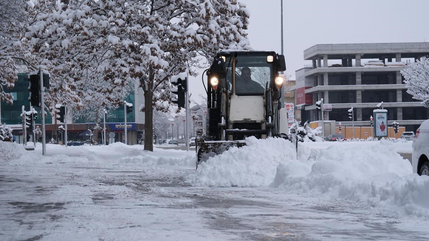 Erzincan kent merkezinde karla mücadele çalışmaları sürüyor
