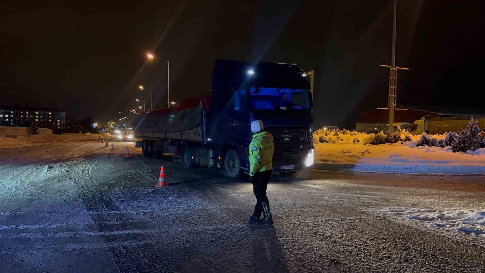 Erzincan-Sivas karayoluna çığ düştü
