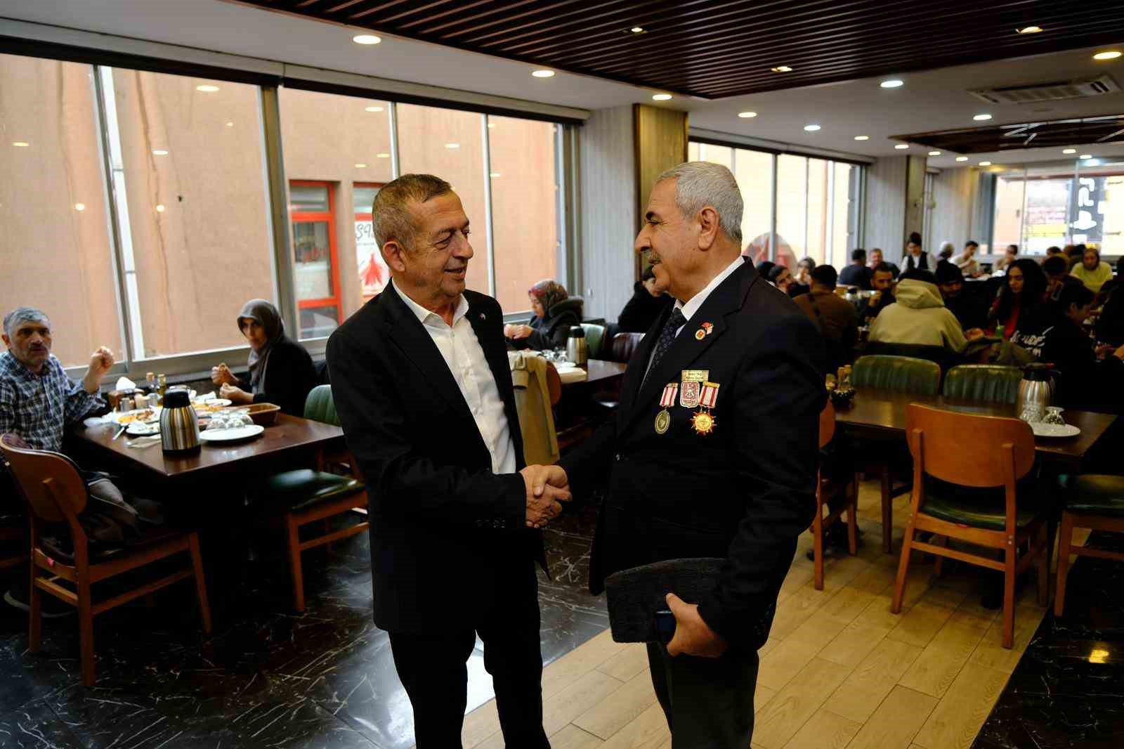 Erzincan TSO Başkanı Tanoğlu gazilerle bir araya geldi
Erzincan TSO Başkanı Tanoğlu gazilerle bir araya geldi