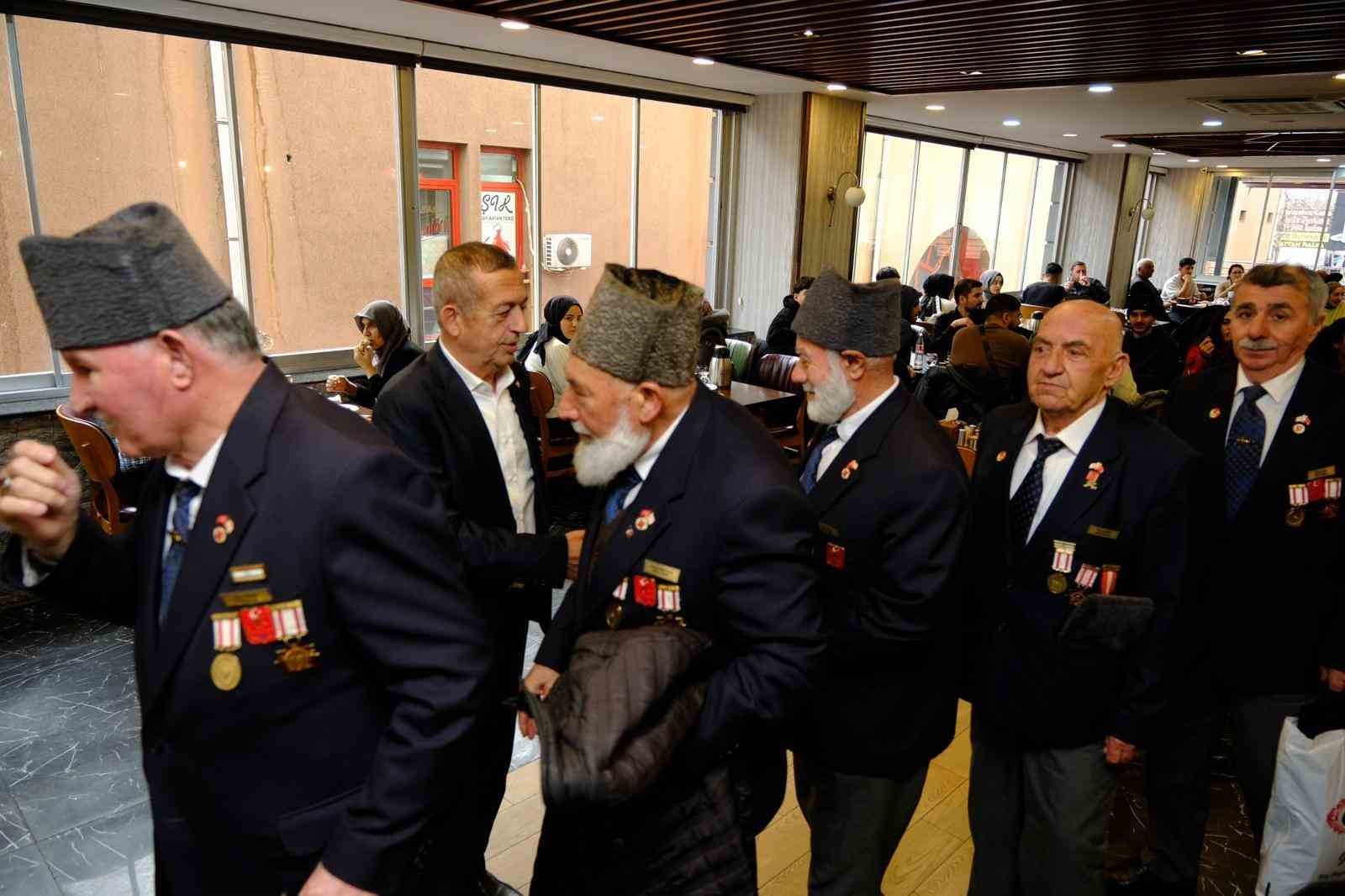 Erzincan TSO Başkanı Tanoğlu gazilerle bir araya geldi
Erzincan TSO Başkanı Tanoğlu gazilerle bir araya geldi