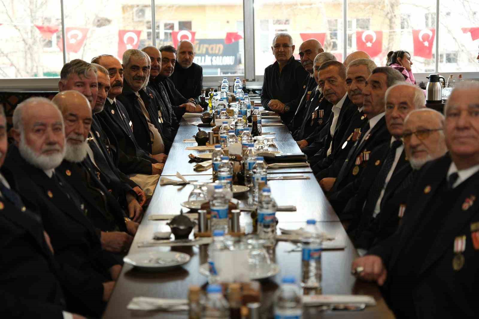 Erzincan TSO Başkanı Tanoğlu gazilerle bir araya geldi
Erzincan TSO Başkanı Tanoğlu gazilerle bir araya geldi