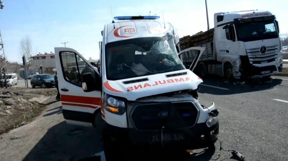 Erzincan’da ambulans ile tır çarpıştı: 2 sağlık personeli yaralandı
