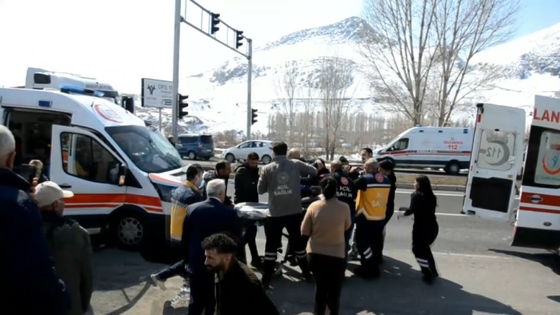Erzincan’da ambulans ile tır çarpıştı: 2 sağlık personeli yaralandı
