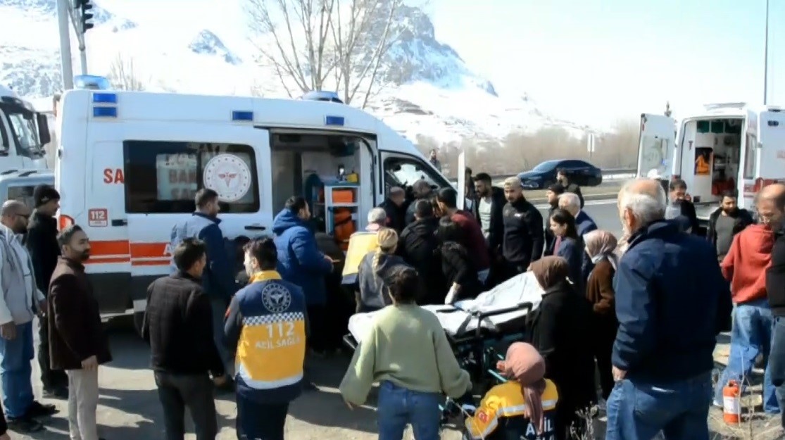 Erzincan’da ambulans ile tır çarpıştı: 2 sağlık personeli yaralandı
