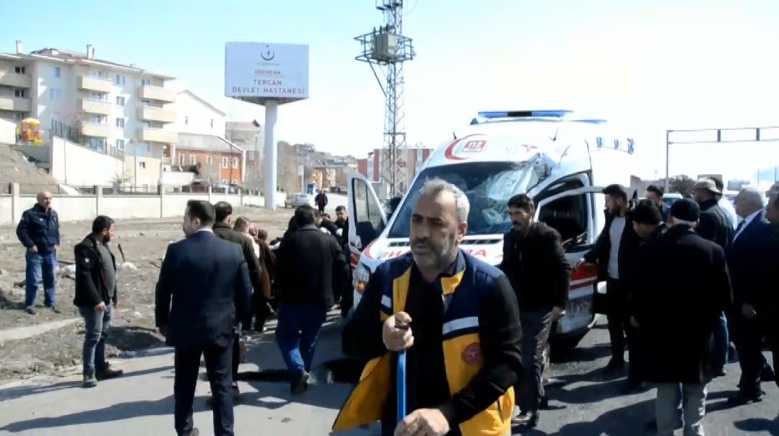 Erzincan’da ambulans ile tır çarpıştı: 2 sağlık personeli yaralandı
