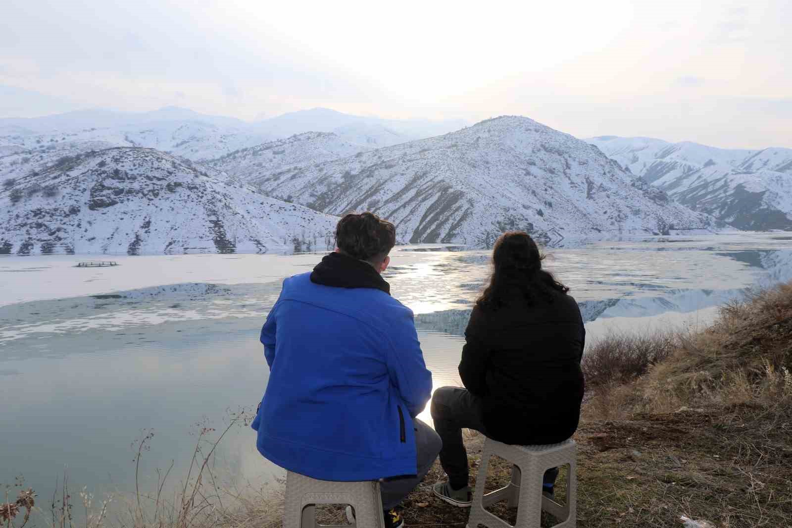 Erzincan’da baraj buzla kaplandı
