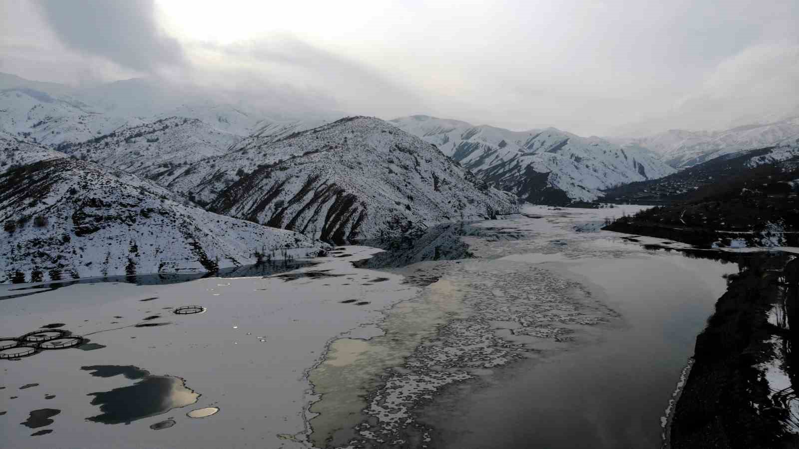 Erzincan’da baraj buzla kaplandı
