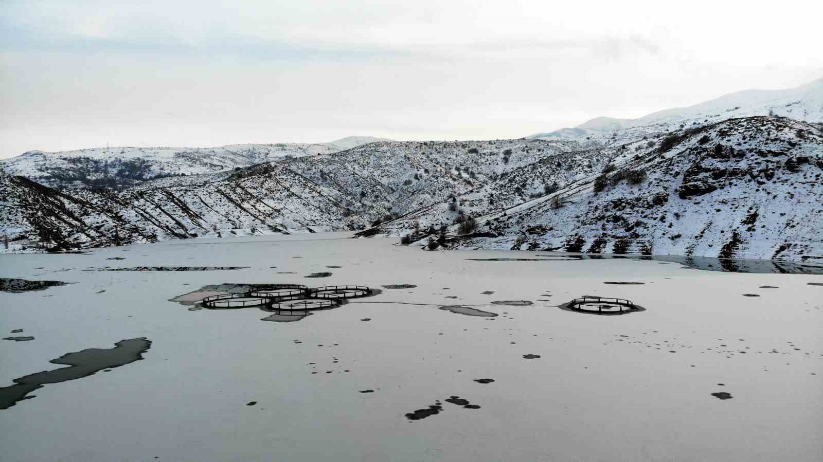 Erzincan’da baraj buzla kaplandı
