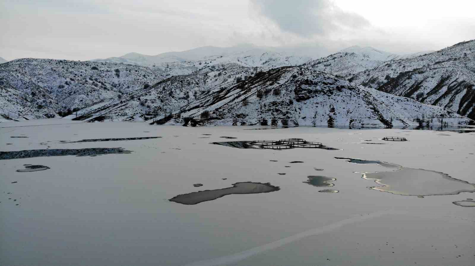 Erzincan’da baraj buzla kaplandı
