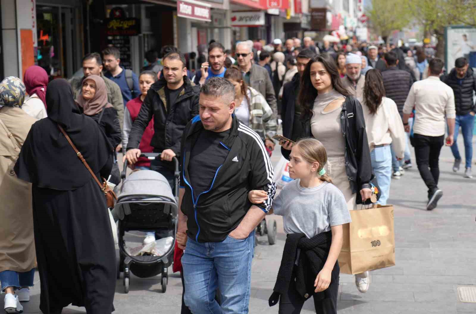 Erzincan’da çarşı ve pazarda bayram yoğunluğu yaşanıyor
Erzincan’da çarşı ve pazarda bayram yoğunluğu yaşanıyor