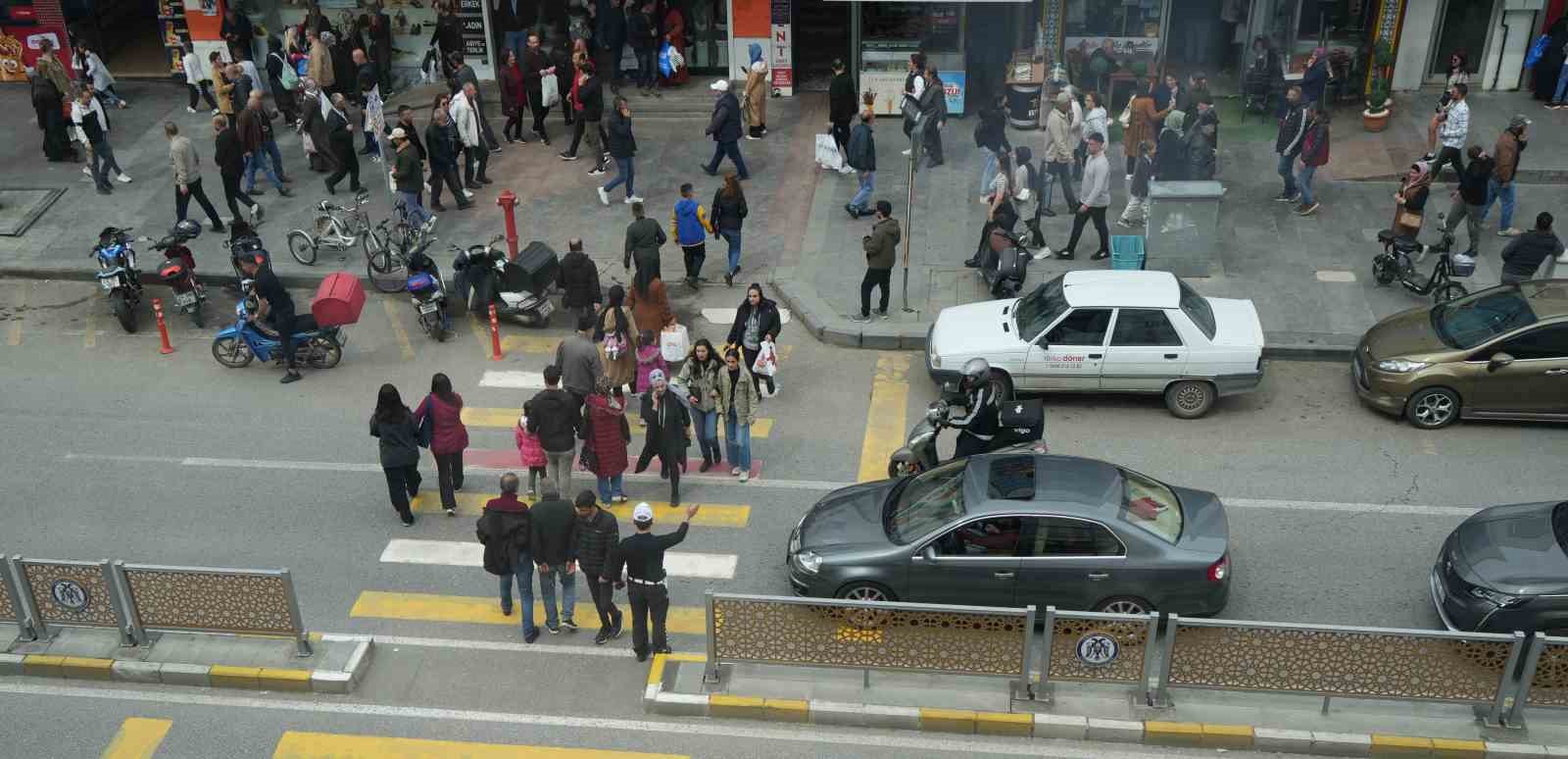 Erzincan’da çarşı ve pazarda bayram yoğunluğu yaşanıyor
Erzincan’da çarşı ve pazarda bayram yoğunluğu yaşanıyor